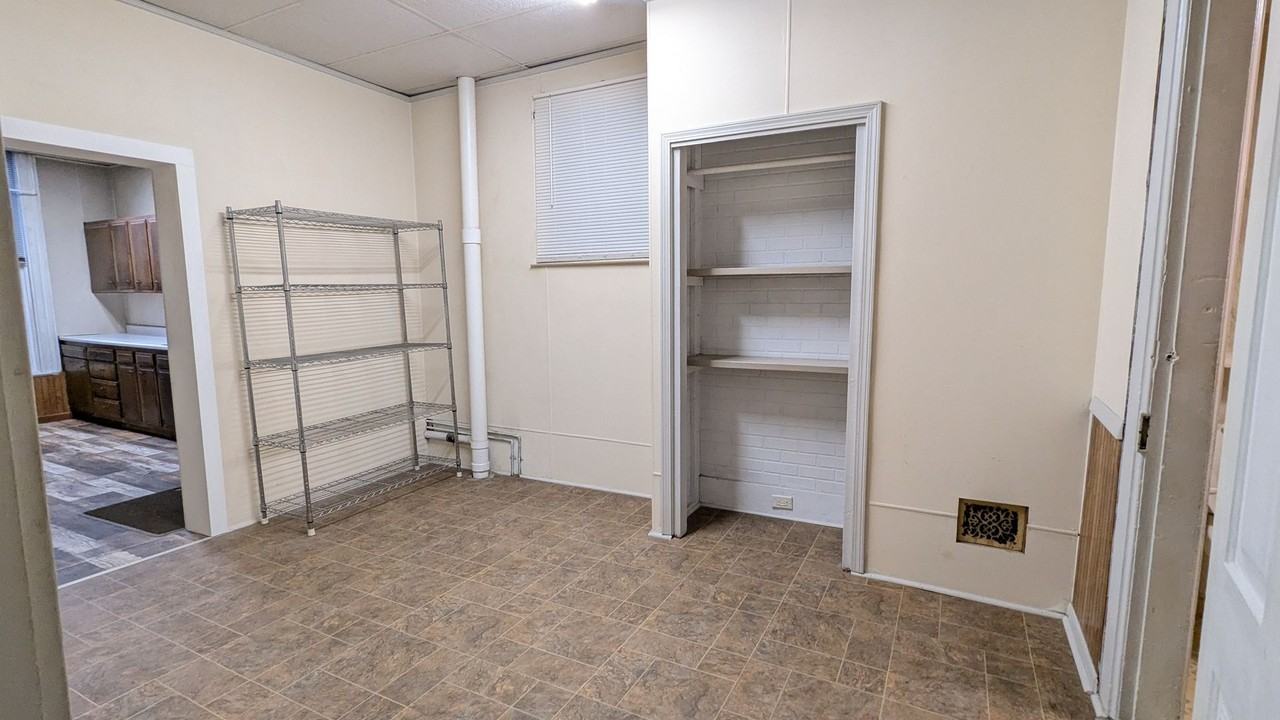 121 W Colby St - Photo 7 of 10