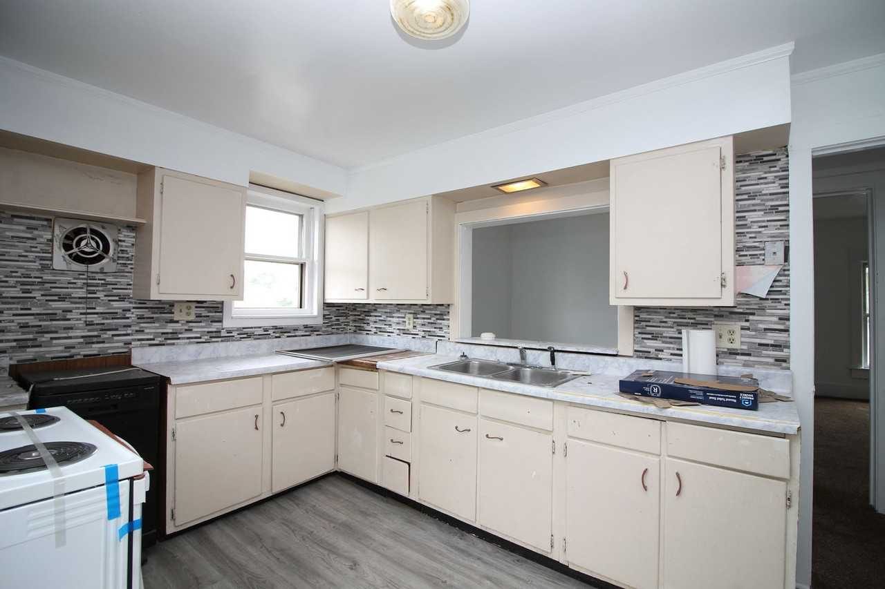 905 905 90 Baker St - Photo 3 of 18