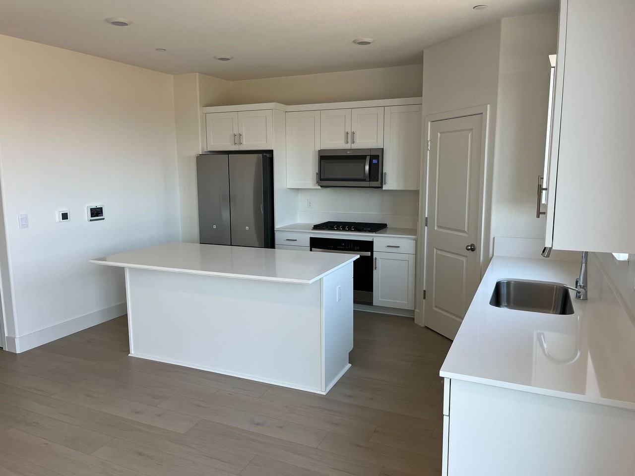 383 Manhattan Dr - Photo 2 of 8