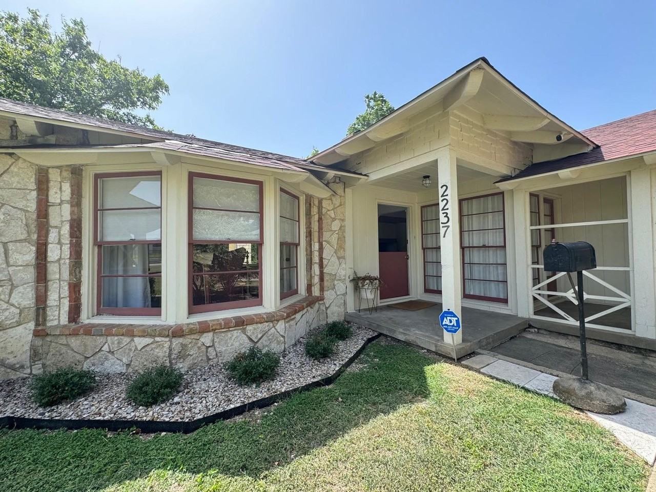 2237 W Jefferson Blvd - Photo 2 of 30