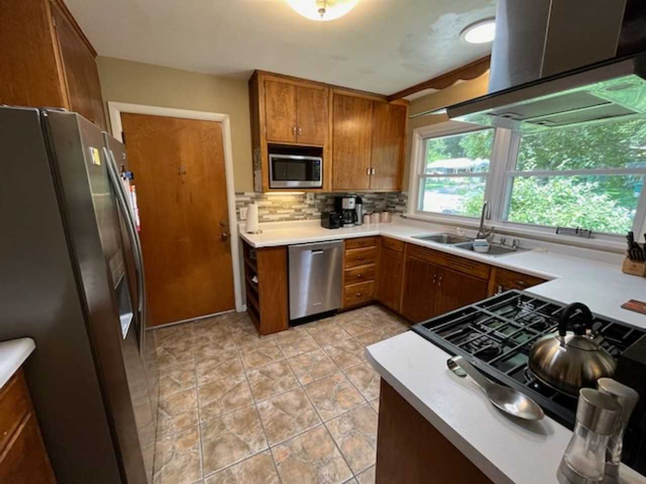 1513 Longview St - Photo 2 of 37