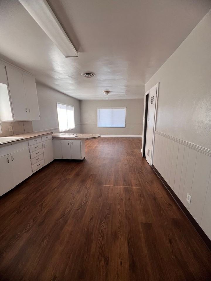 1008 E San Joaquin Ave - Photo 2 of 11