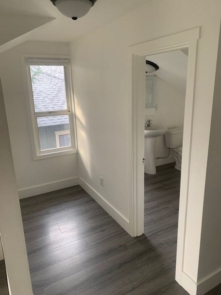 344 Nw Delaware Ave #3 - Photo 6 of 10