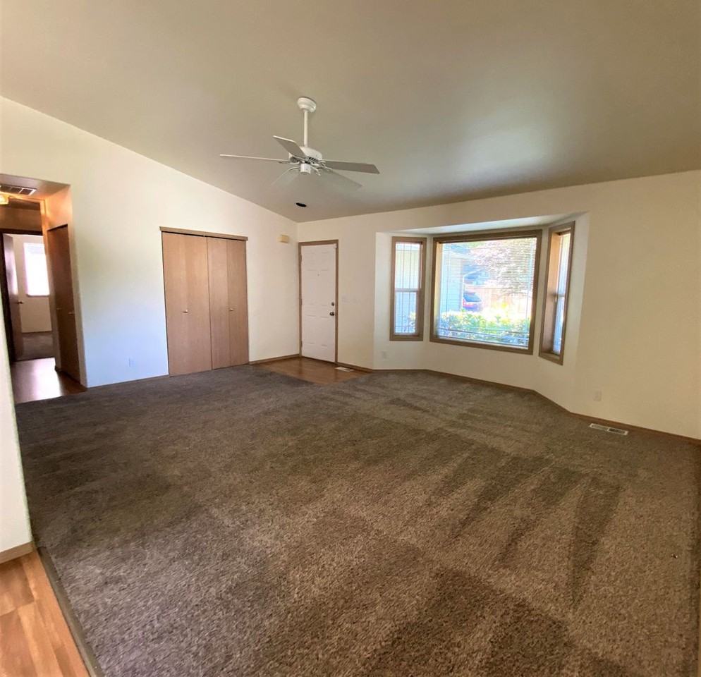 12438 10th St Ne - Photo 3 of 17