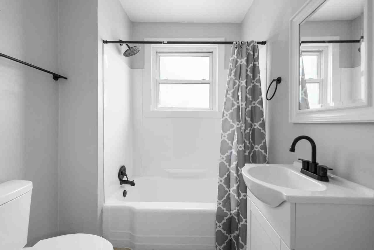 815 Vermont Ave - Photo 2 of 23