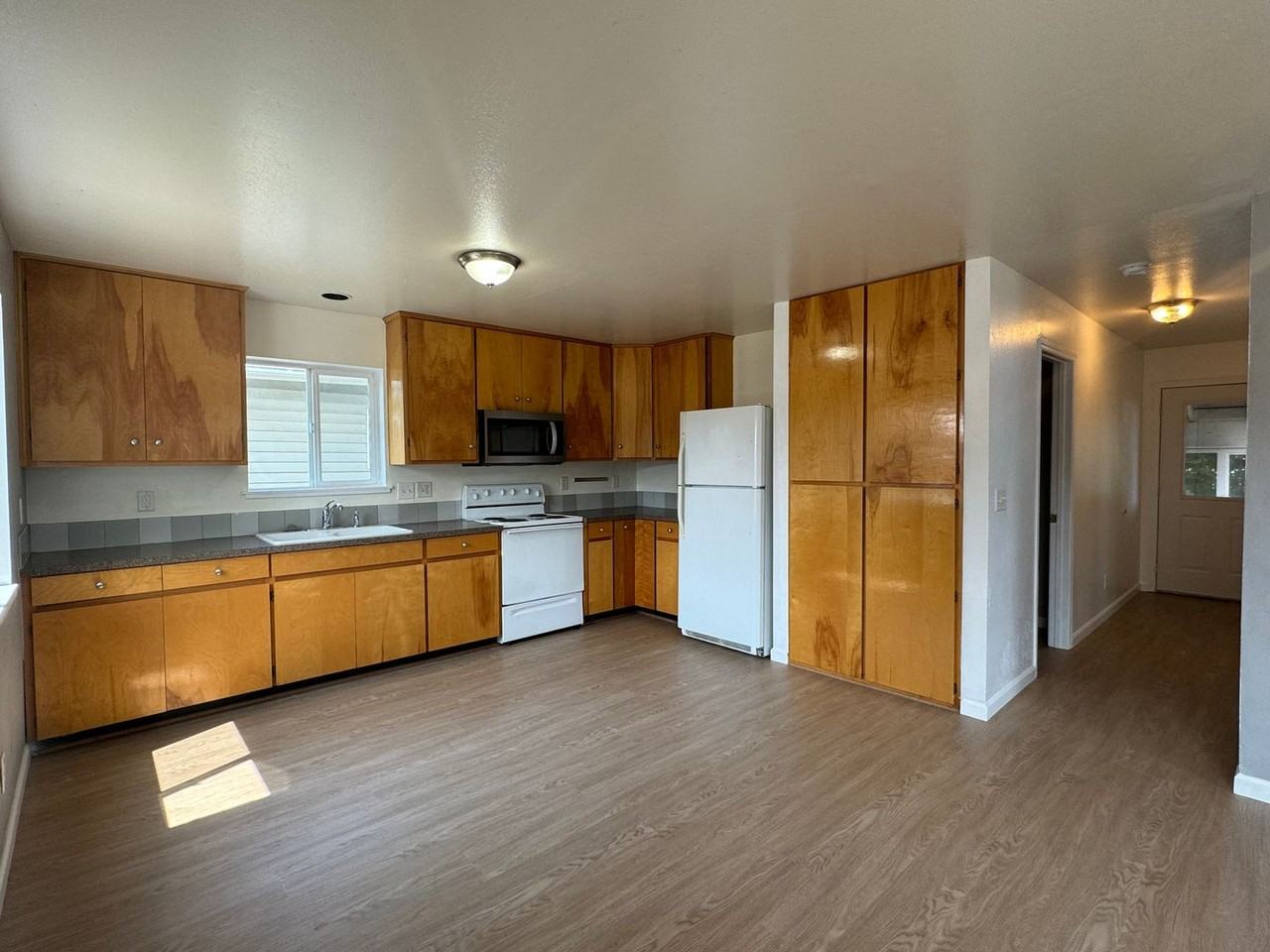 1060 E Madison Ave - Photo 3 of 18