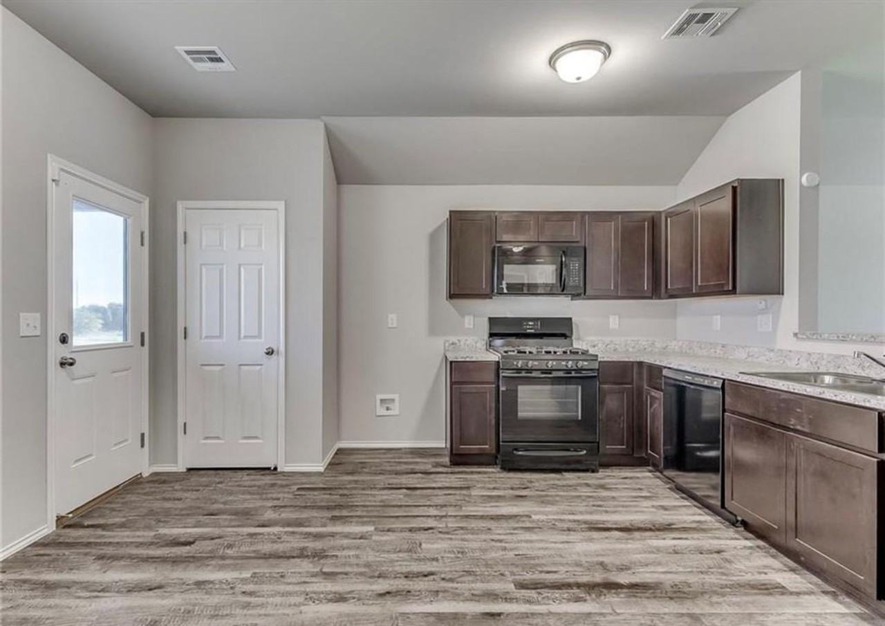 9505 Nw 119th St - Photo 6 of 13