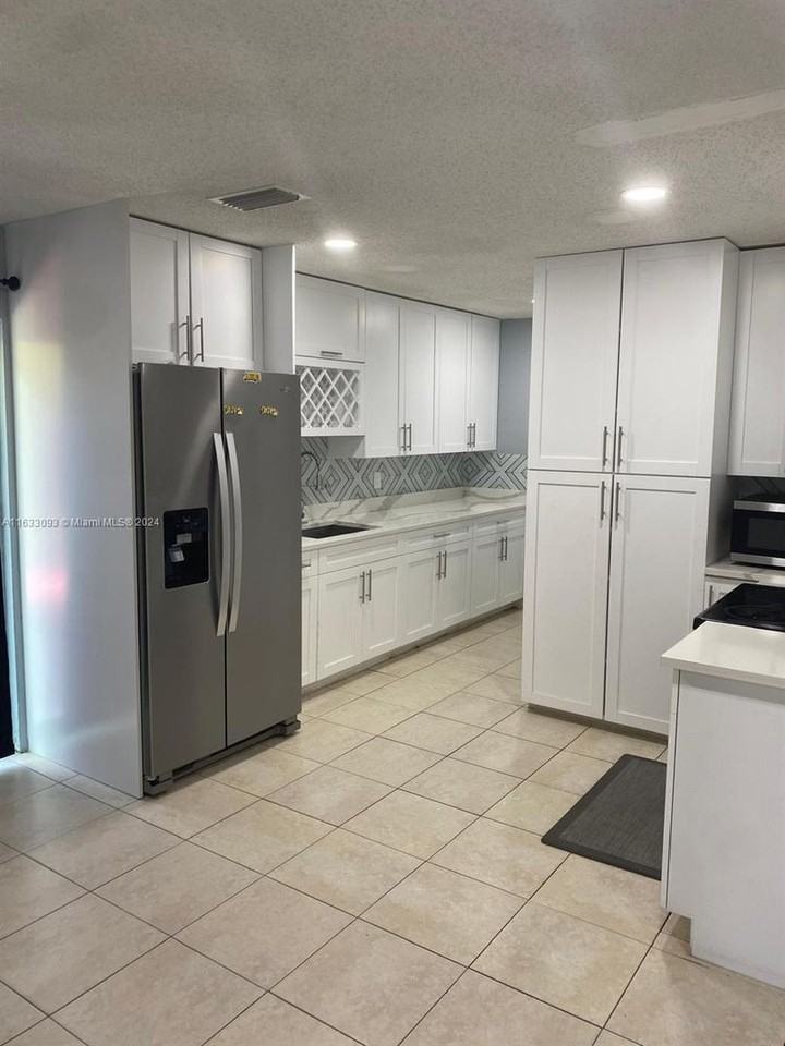 225 N Ware Dr - Photo 2 of 20