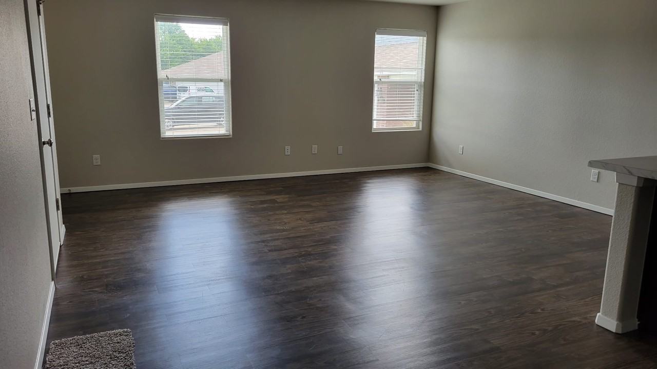 241 E Anabranch Ct #241 - Photo 3 of 6