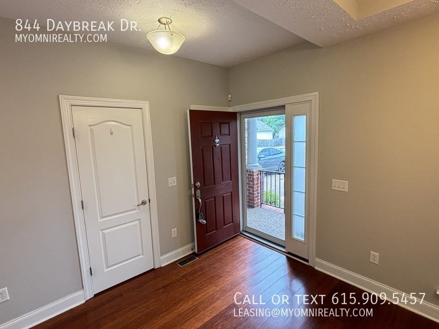844 Daybreak Dr - Photo 3 of 32