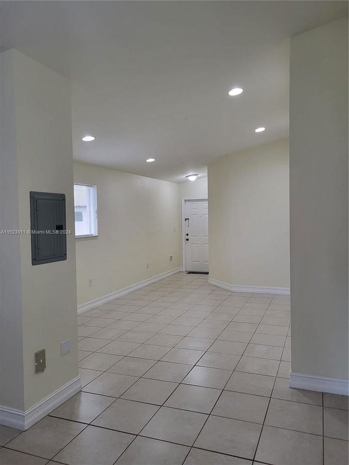 2721 Se 12th Pl #206 - Photo 3 of 8