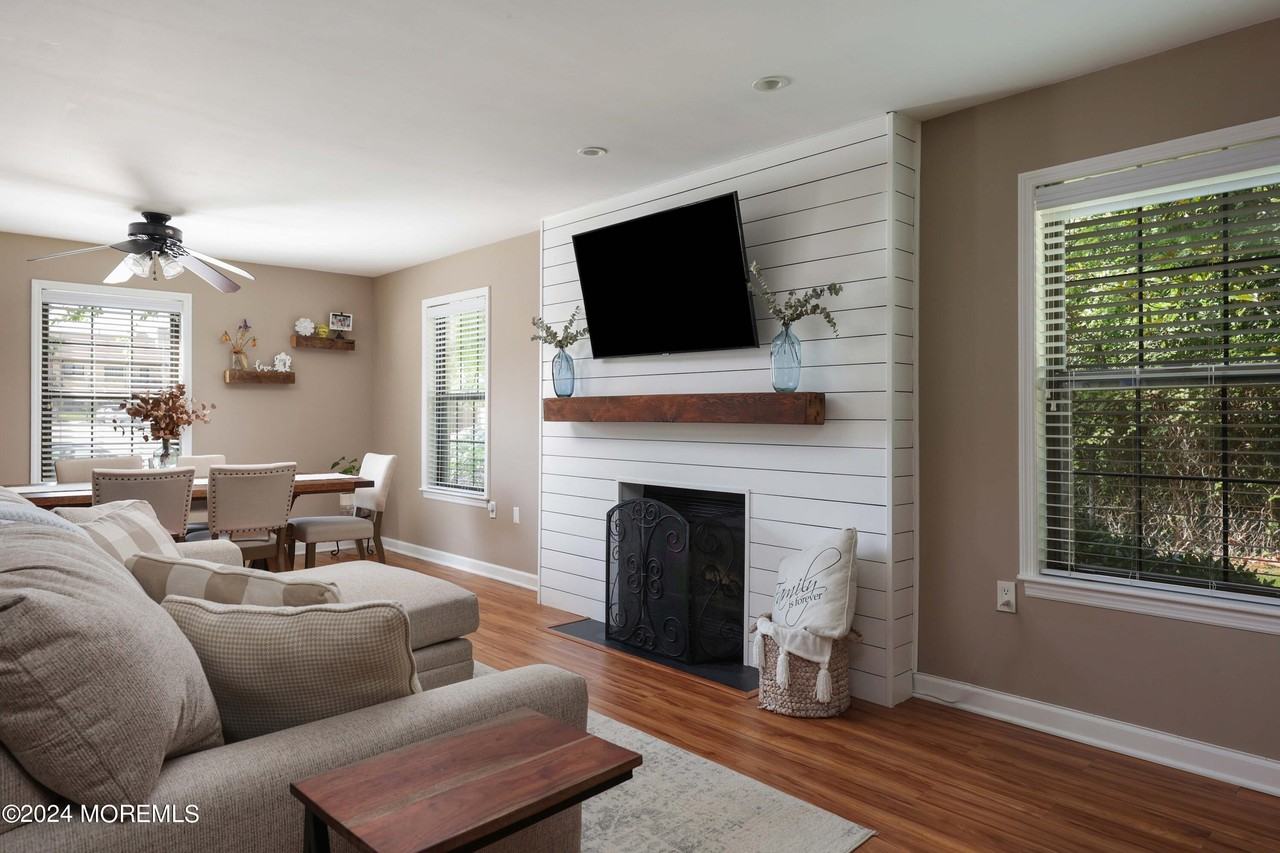 207 Wellington Pl - Photo 3 of 26