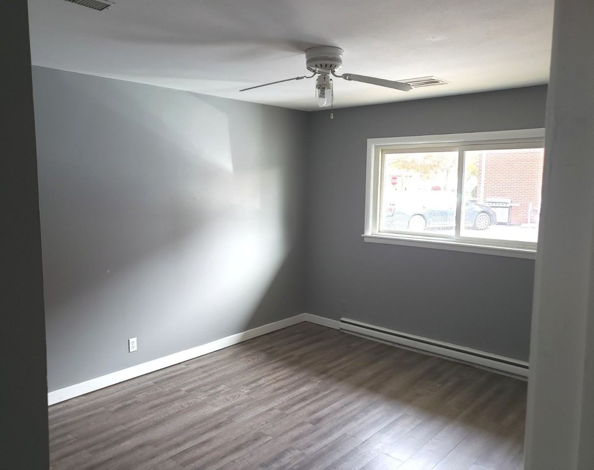 908 Greenbrier Road #908 - Photo 4 of 14