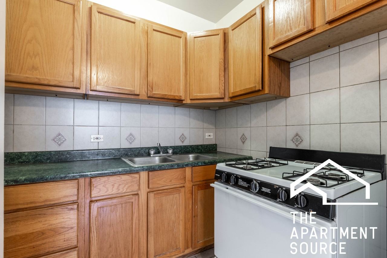 7462 N Ashland Blvd #3