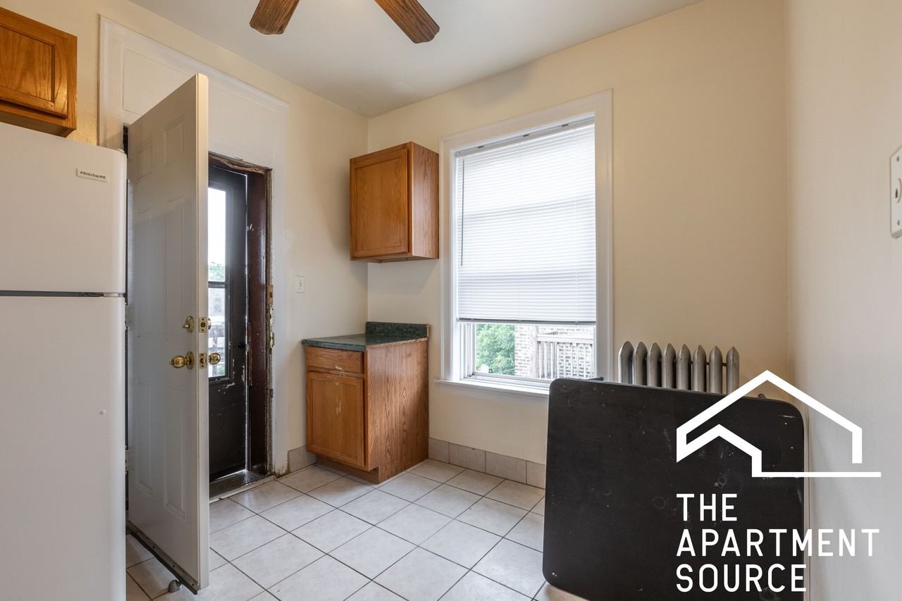 7462 N Ashland Blvd #3 - Photo 4 of 12