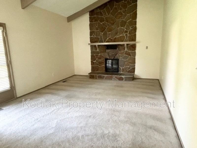 9694 Stonehaven St - Photo 6 of 19