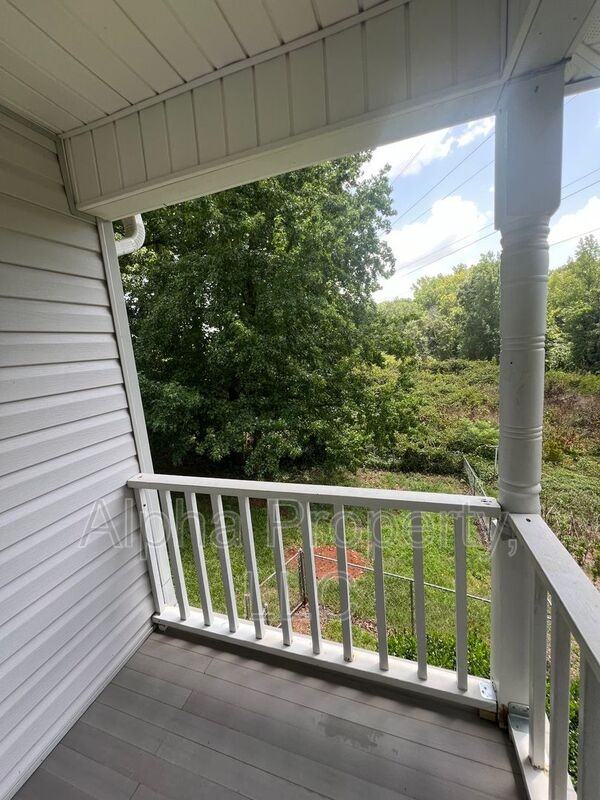 213B Taylor Rd - Photo 3 of 13