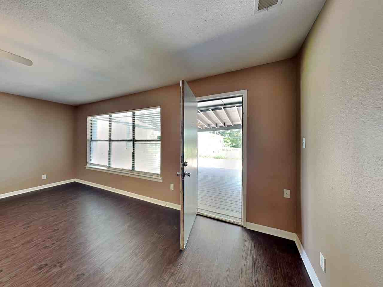 107 Laurel St - Photo 6 of 17