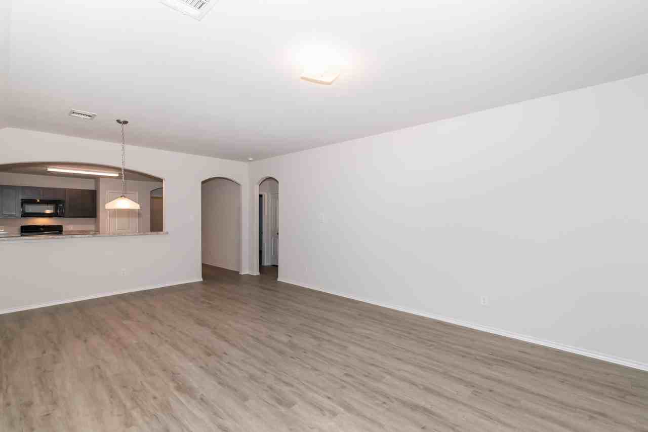 1713 Bobolink Dr - Photo 3 of 10