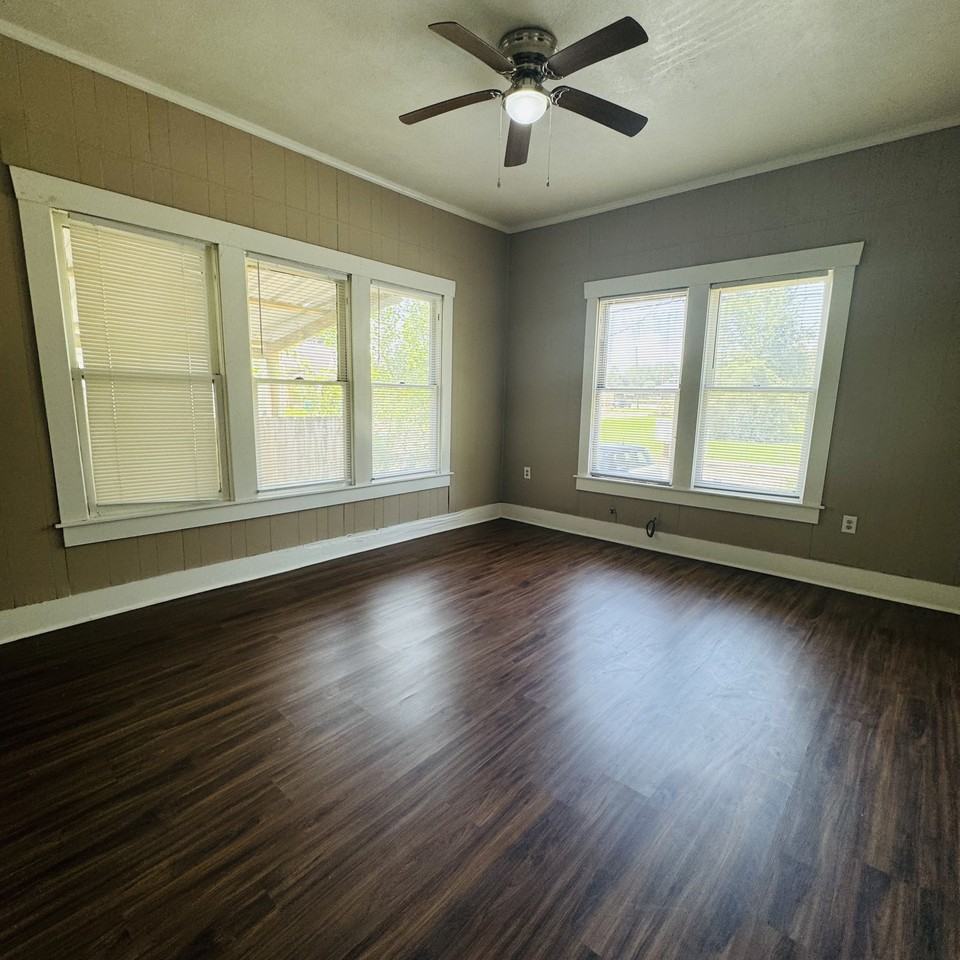 1109 Main Ave - Photo 3 of 15