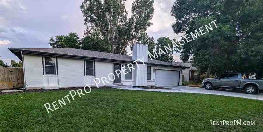 701 Morsman Dr - Photo 3 of 28