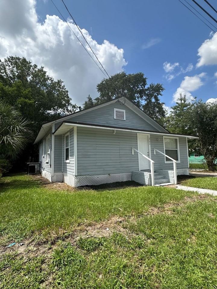 2142 W 15th St - Photo 5 of 20