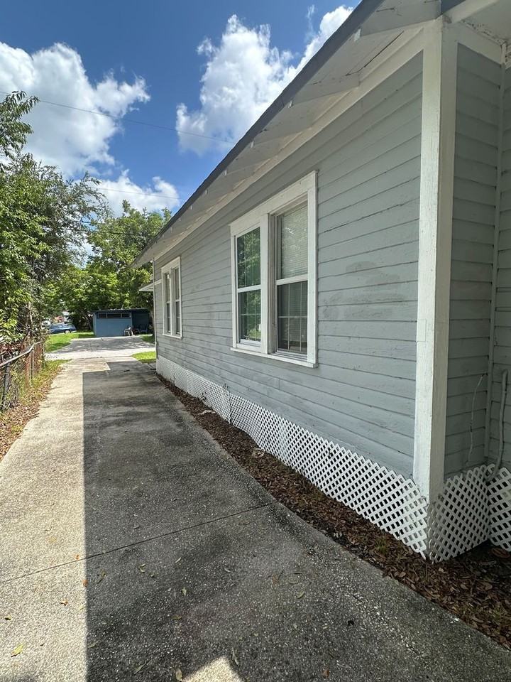 2142 W 15th St - Photo 6 of 20