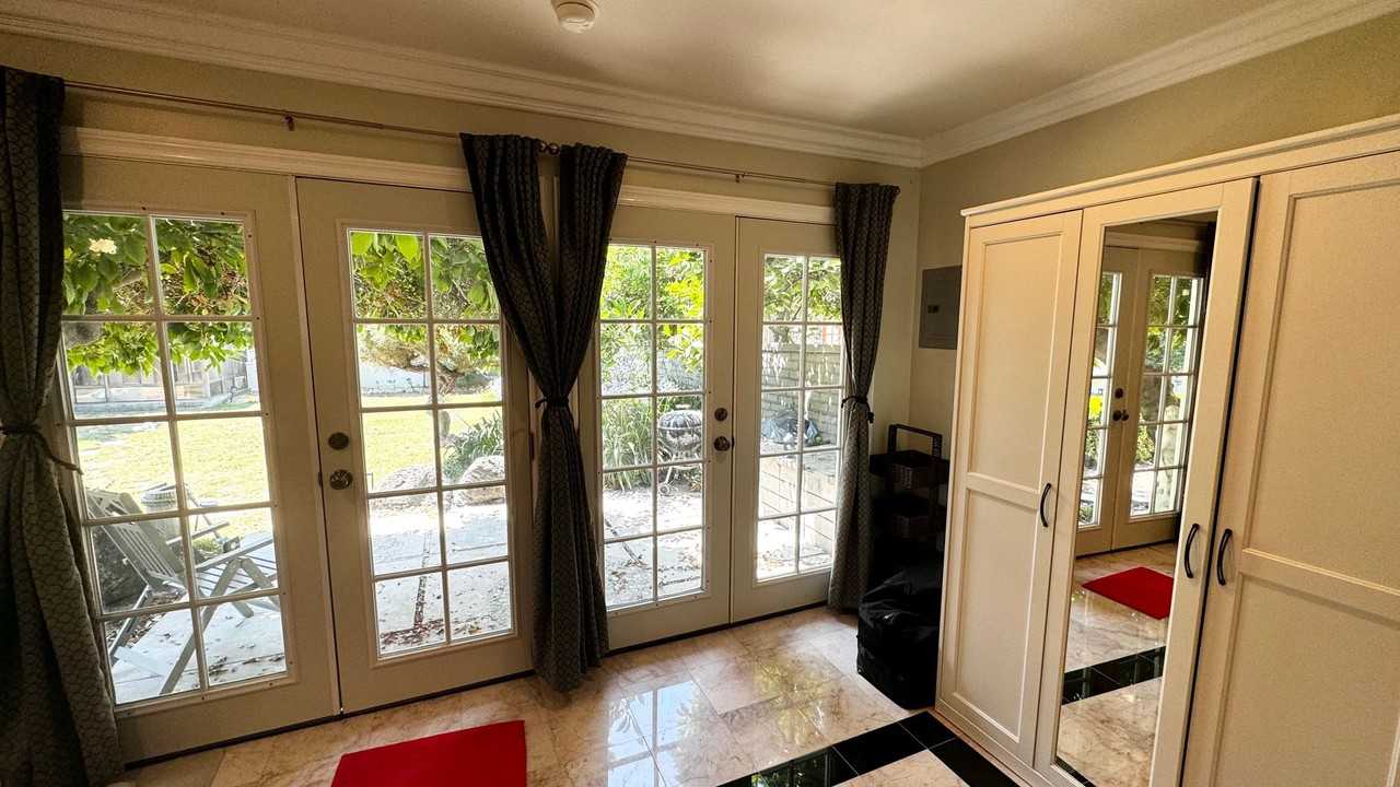 2935 Woodlawn Ave - Photo 2 of 5