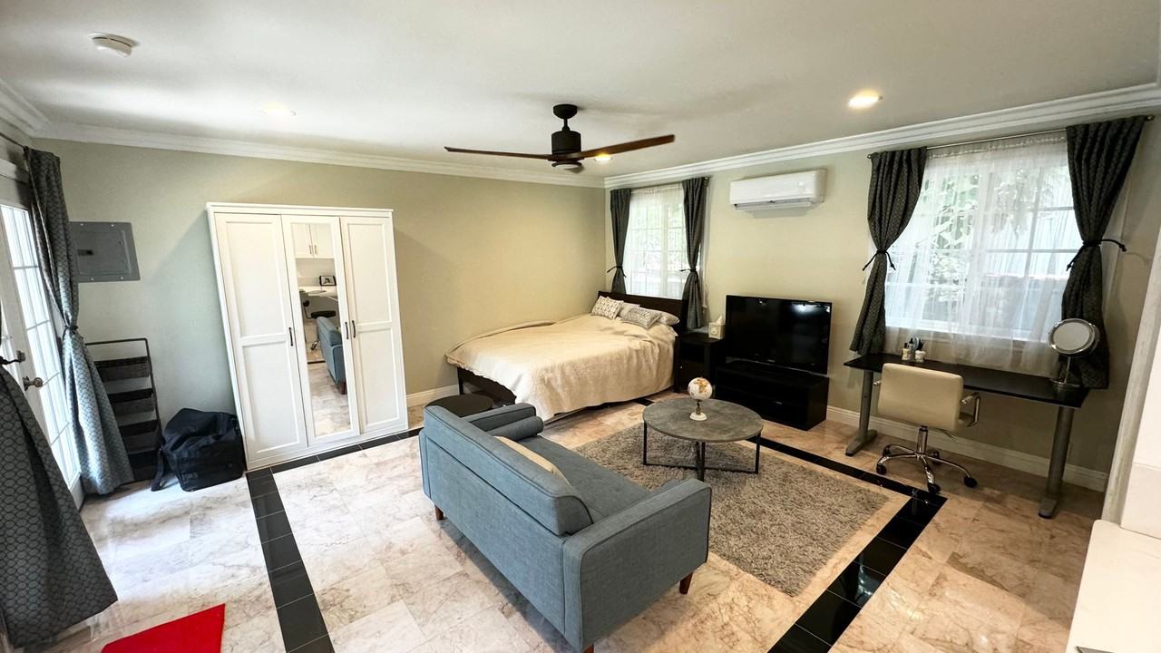 2935 Woodlawn Ave - Photo 3 of 5