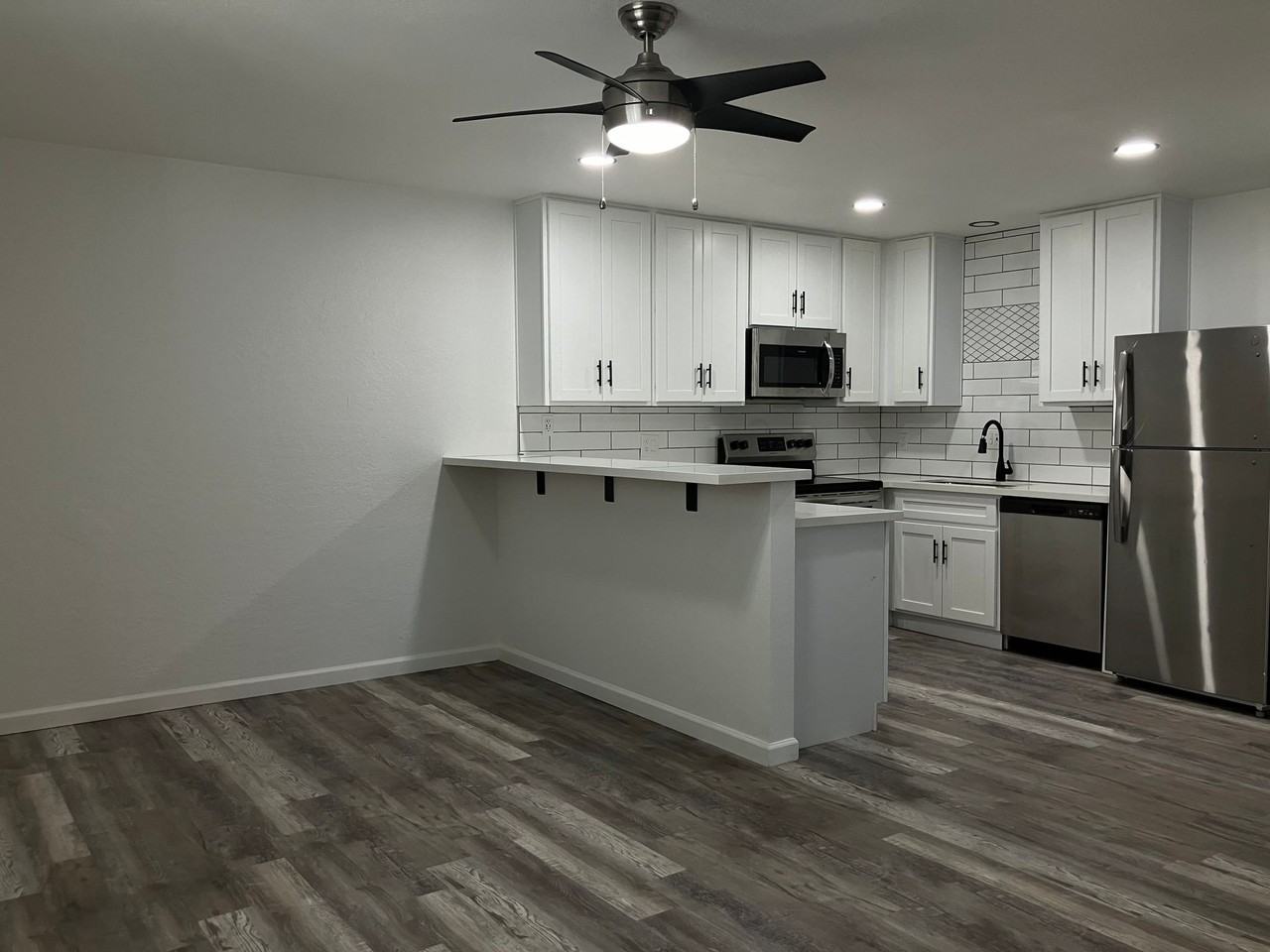 Beautifully Remodeled 2 bedroom, 1 Bath! Full Size washer and dryer!! - Photo 4 of 8