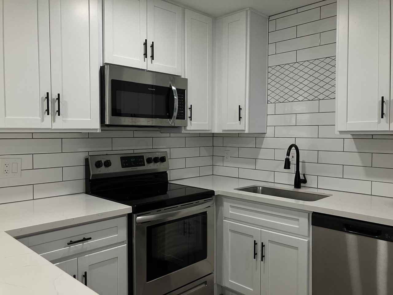 Beautifully Remodeled 2 bedroom, 1 Bath! Full Size washer and dryer!! - Photo 5 of 8