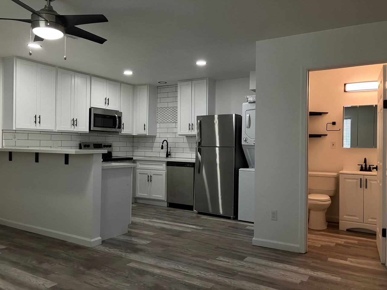 Beautifully Remodeled 2 bedroom, 1 Bath! Full Size washer and dryer!! - Photo 7 of 8