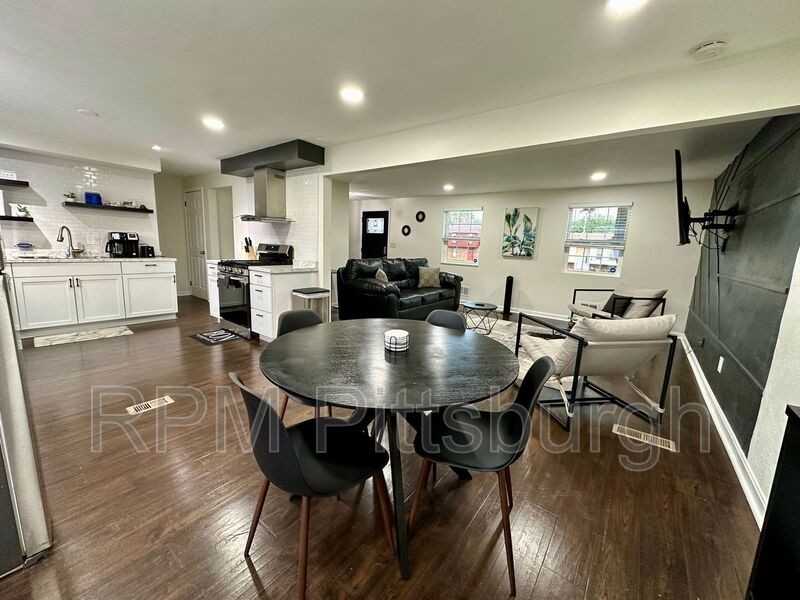 1248 Pennsylvania Ave - Photo 4 of 16