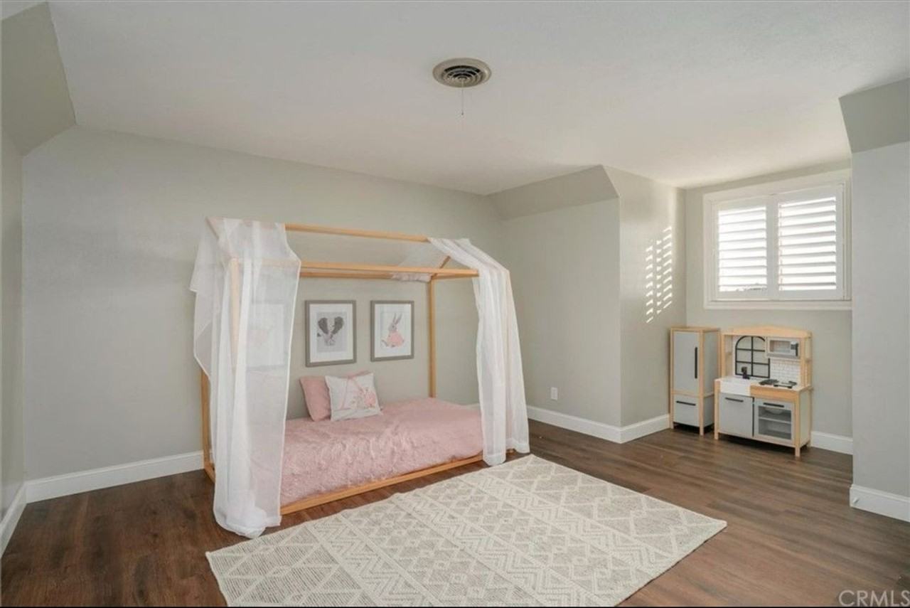 584 E Solano St - Photo 3 of 21
