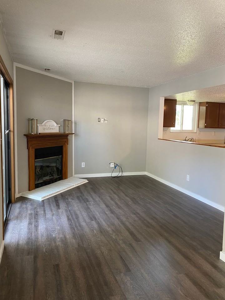 2584 Bluff View Dr - Photo 2 of 11