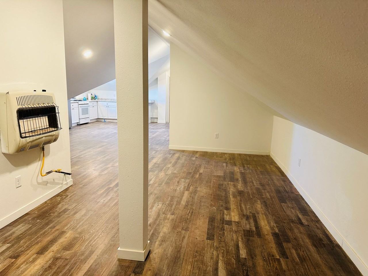 921 E 4th St #17 - Photo 4 of 16