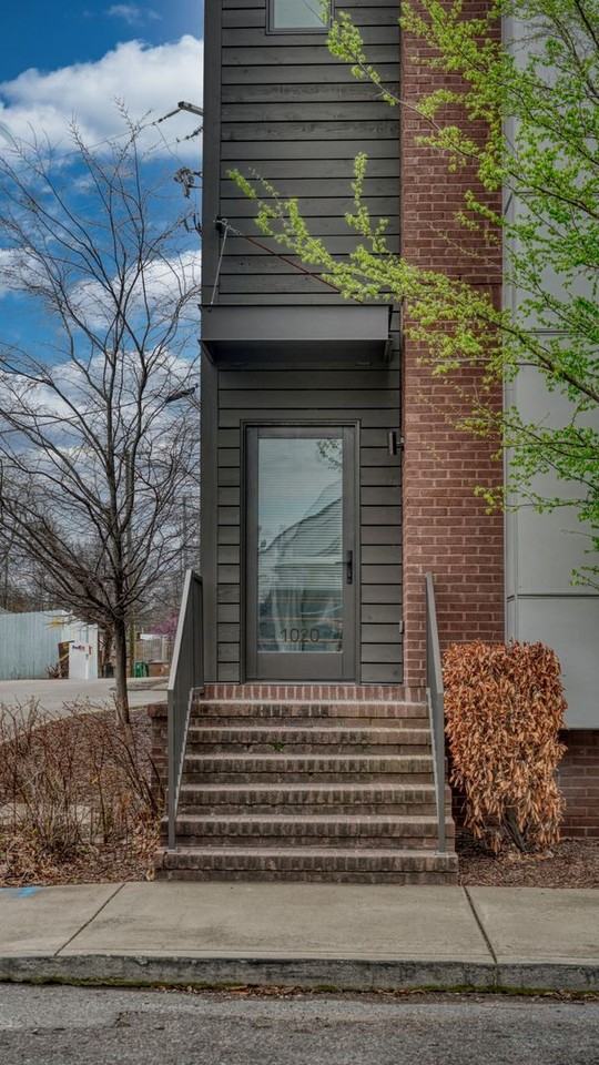 1020 Russell St - Photo 2 of 21