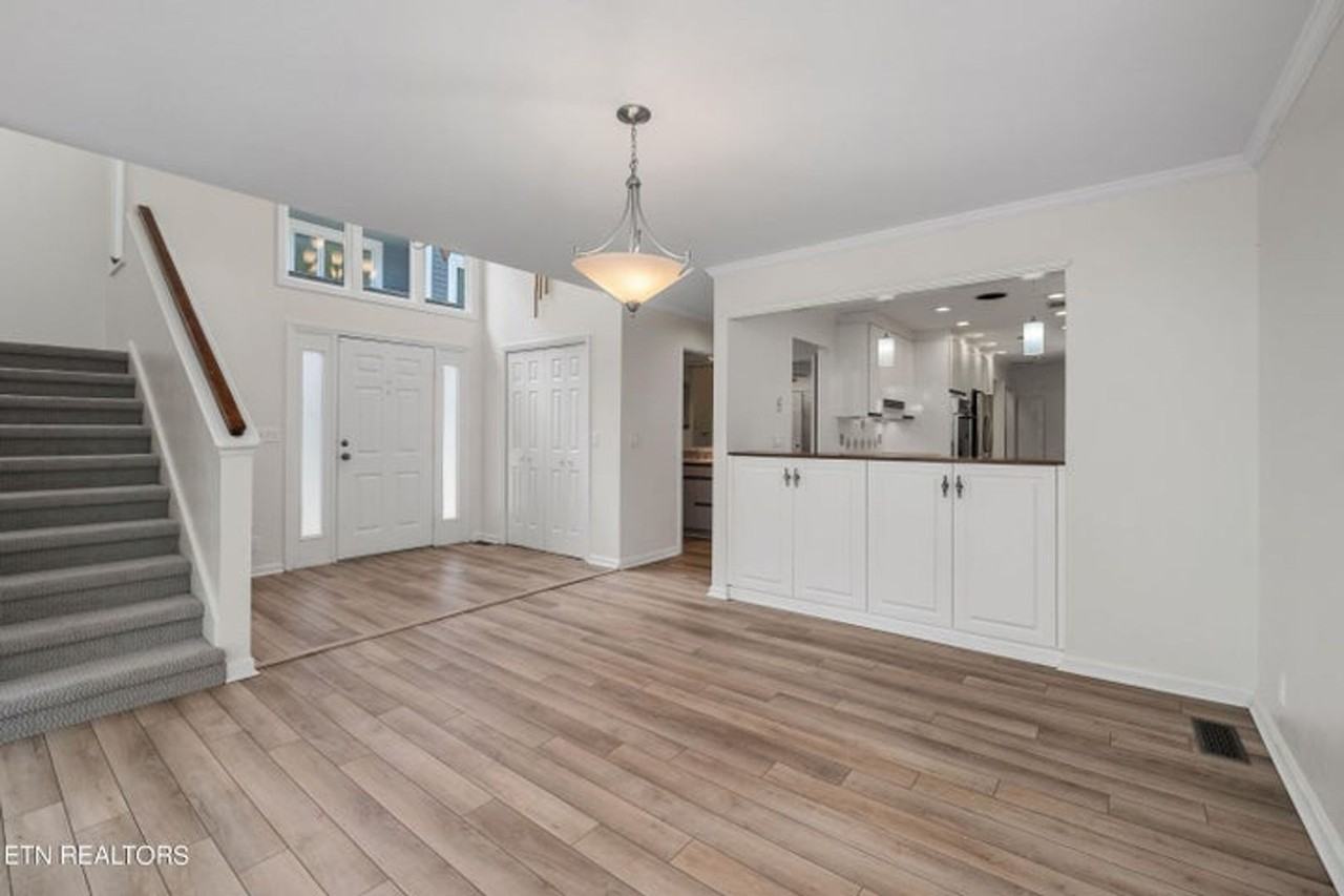 207 Dorchester Ct - Photo 2 of 8