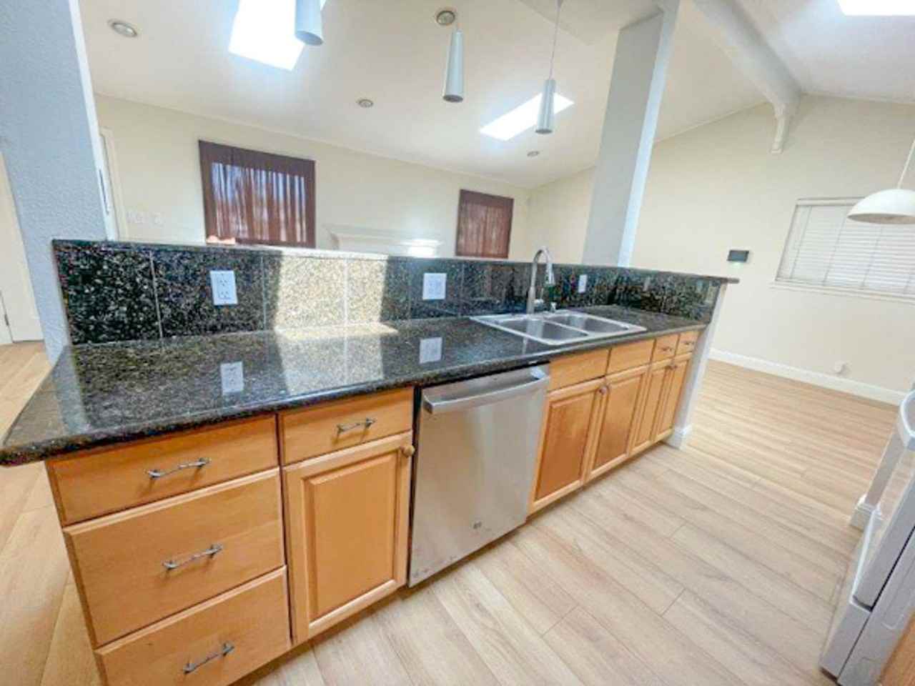 6762 Graham Ave - Photo 4 of 37