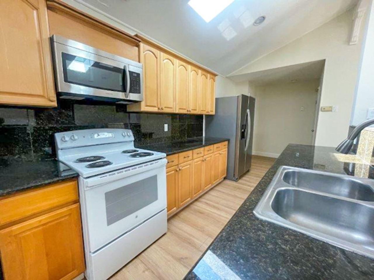 6762 Graham Ave - Photo 7 of 37