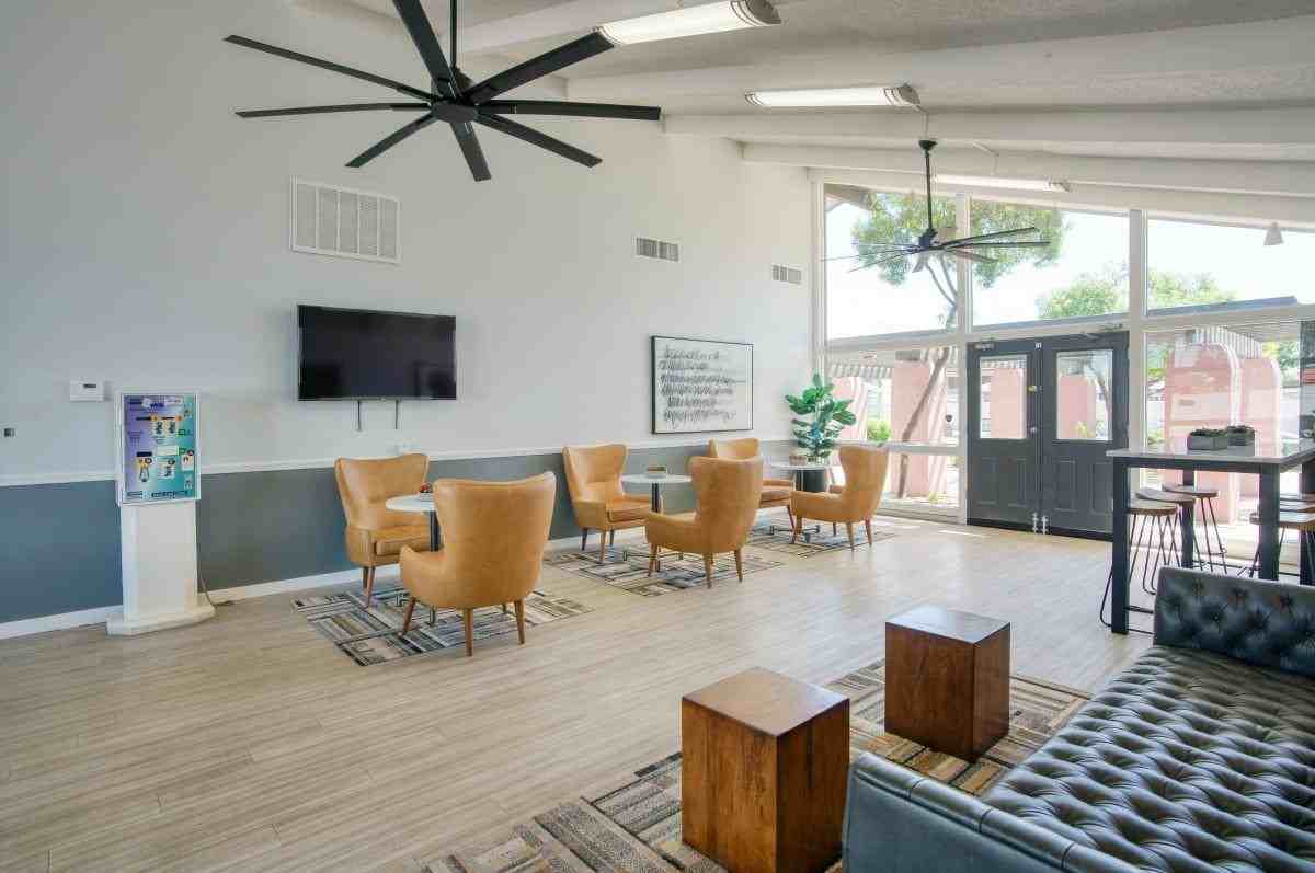 1737 W Missouri Ave - Photo 4 of 8