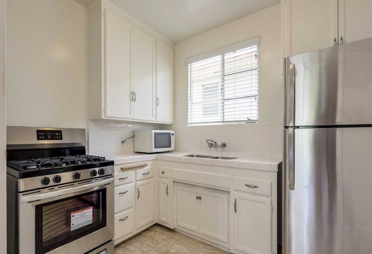 683 Levering Ave - Photo 4 of 10