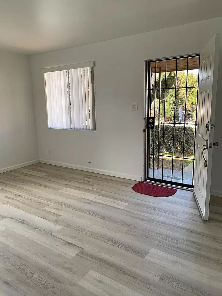 6565 Goodwin St - Photo 2 of 6