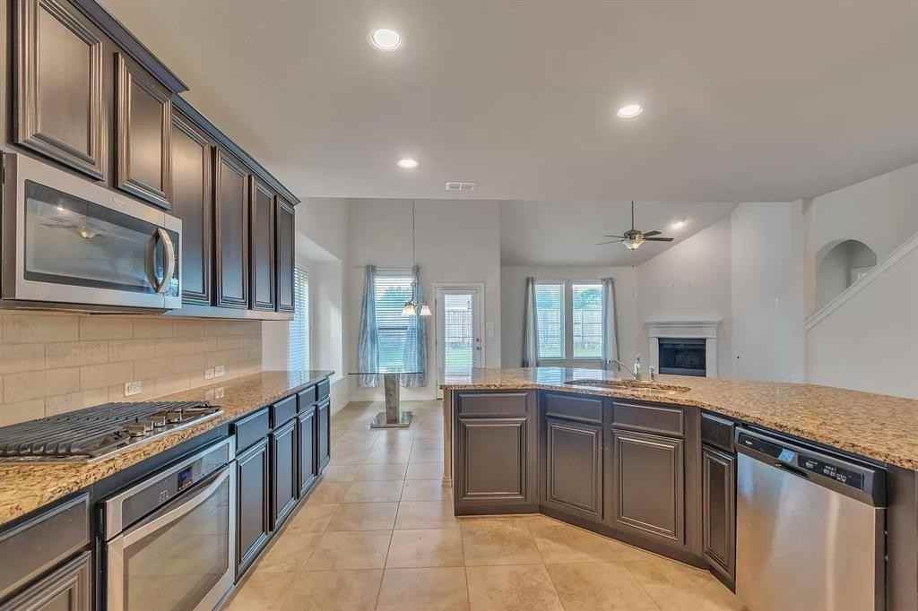 995 Canterbury Ln - Photo 4 of 17