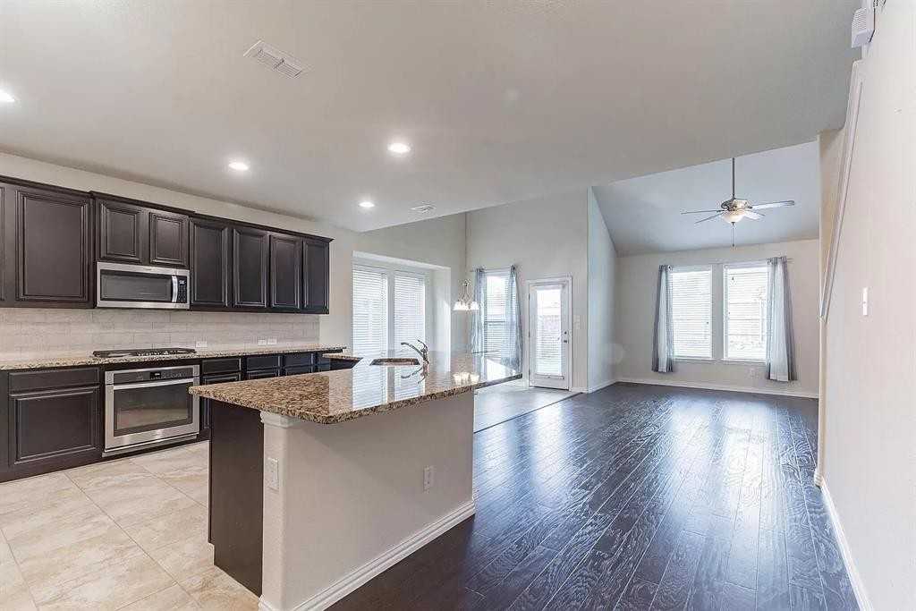 995 Canterbury Ln - Photo 5 of 17