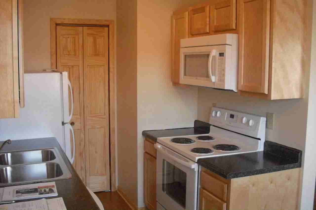 5960 Anna Ave Ne - Photo 2 of 7