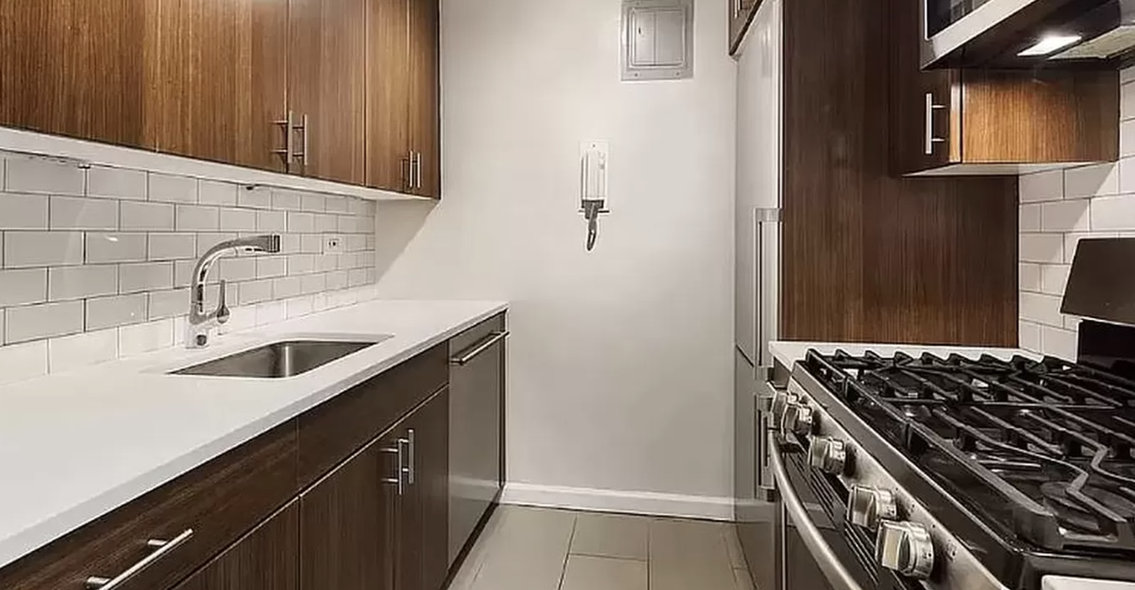 302 E 46th St #12K - Photo 2 of 3
