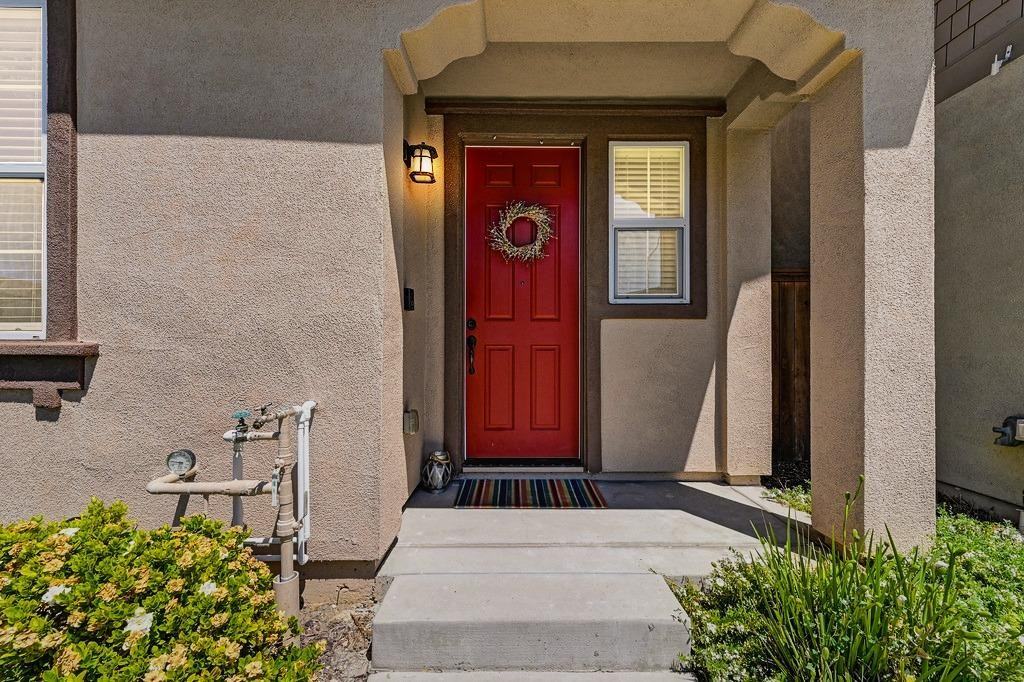 2529 Natomas Crossing Dr - Photo 2 of 24