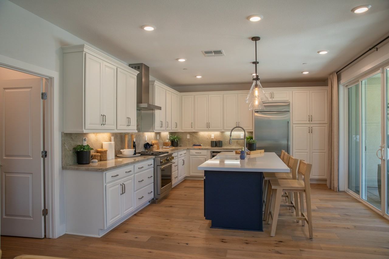 2767 Mulholland Dr - Photo 4 of 35