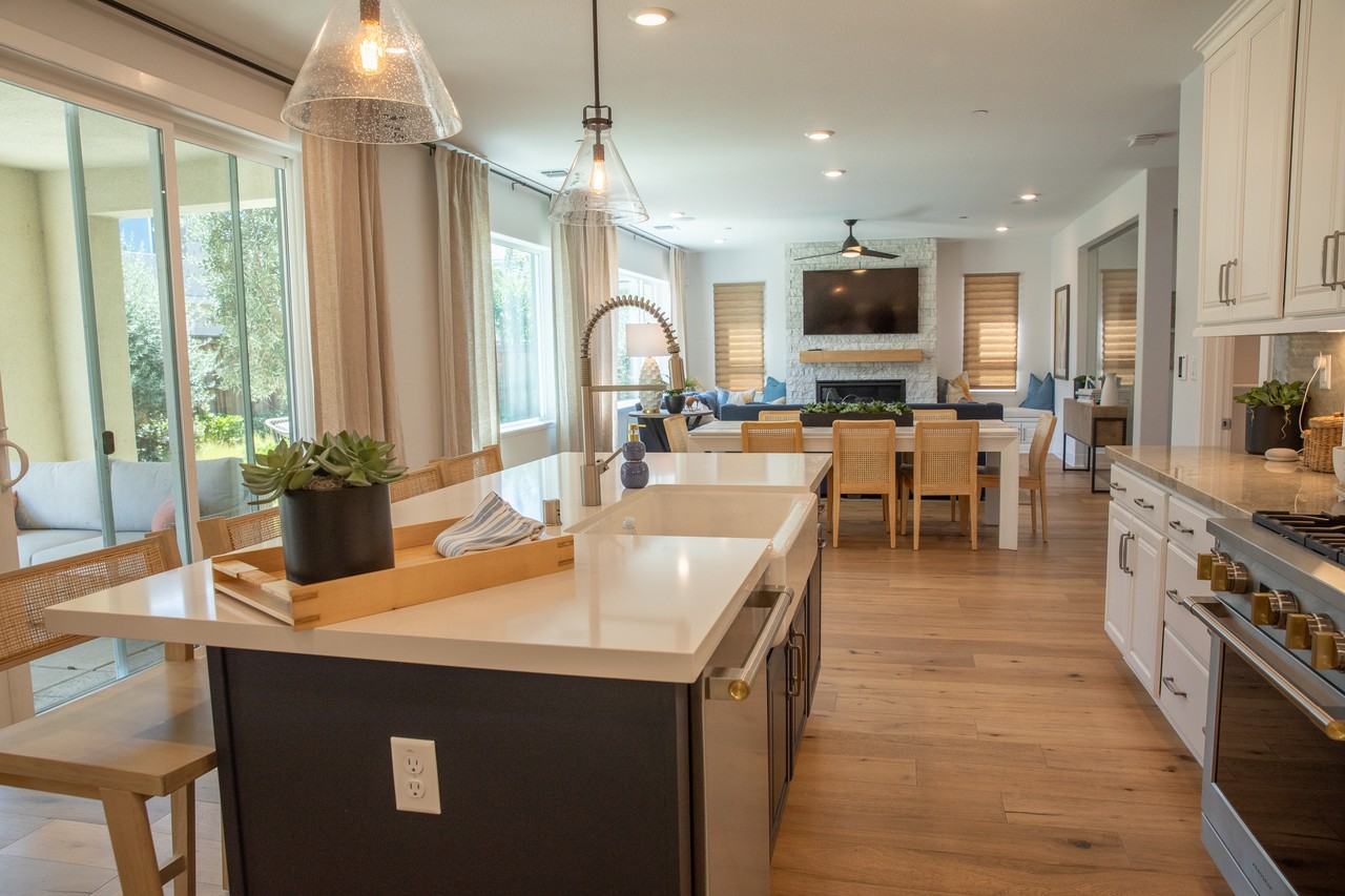 2767 Mulholland Dr - Photo 7 of 35